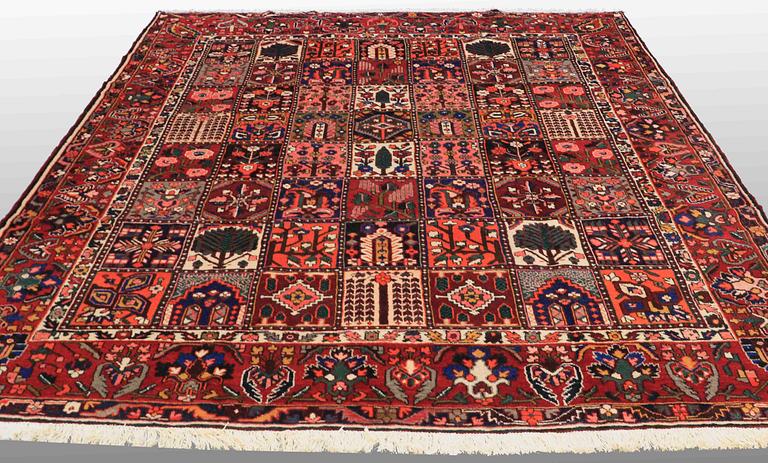 A carpet, Bakhtiari, around 342x 300.