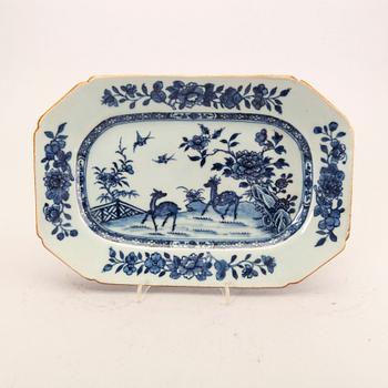 A set of two Chinese porcelain plates around 1800.