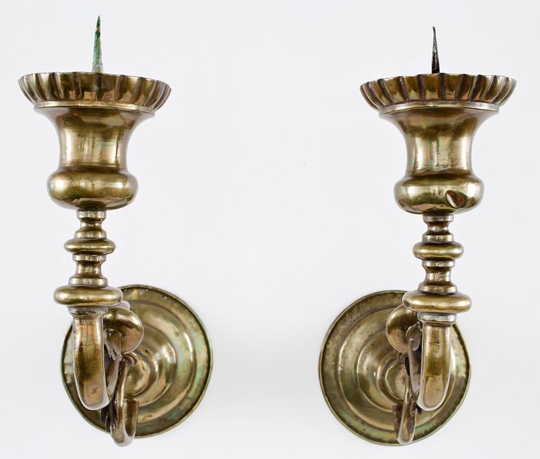 VÄGGLJUSSTAKAR. Ett par. Mässing. Barockstil. 1900-talets första hälft.