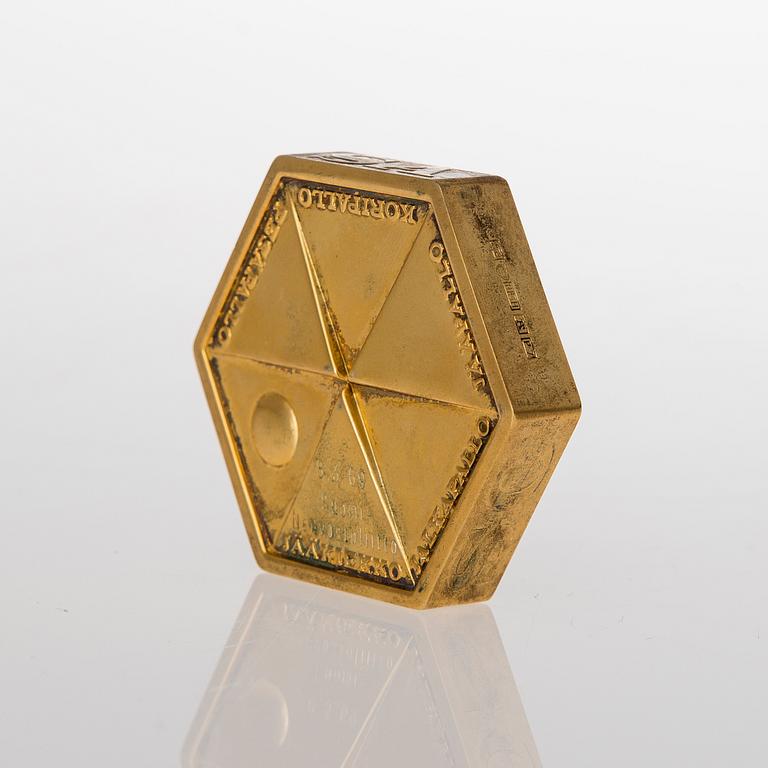 MITALI, design Eero Aarnio, kullattua hopeaa. Kultateollisuus 1968.