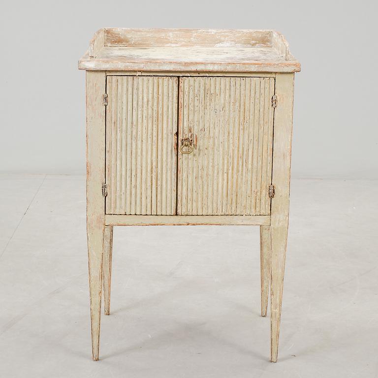 POTTSKÅP, gustaviansk, 1700-talets slut.