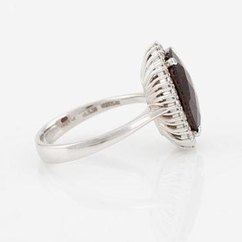 Ring in 18K gold with a checker-cut garnet and round brilliant-cut diamonds.