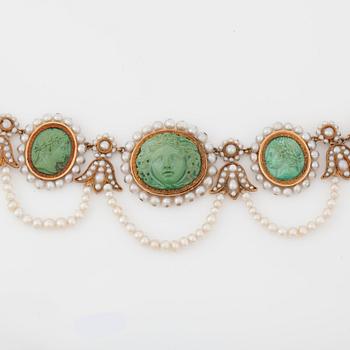 KAMÉCOLLIER med snidad grön sten samt troligen orientaliska pärlor. Tillverkat i Paris mellan 1809 och 1819.