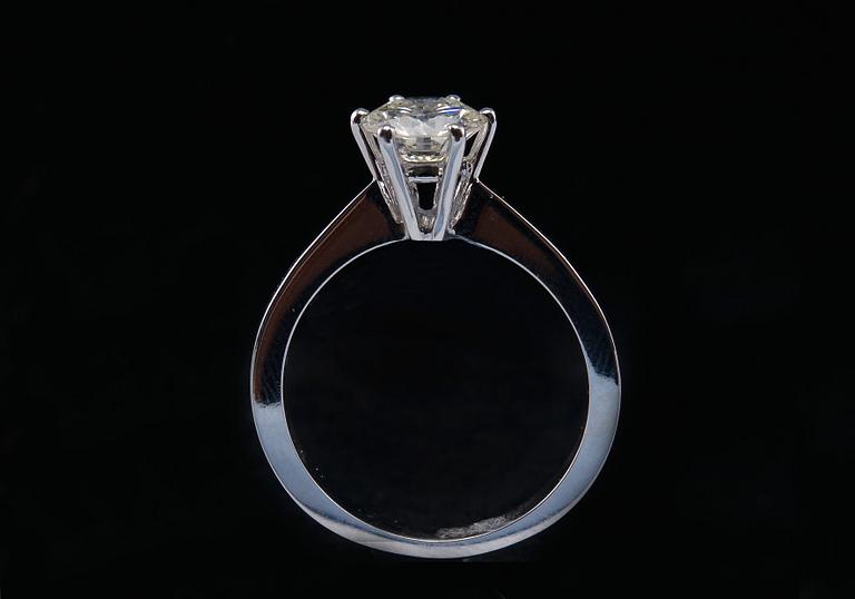 RING, briljantslipad diamant ca 1.29 ct. 18K vitt guld. Vikt 4,7 g. Storlek 18-.