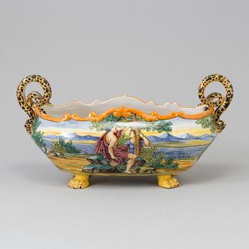 An Italian porcelaine 20th century  table centerpiece with lion feet and snake handles.