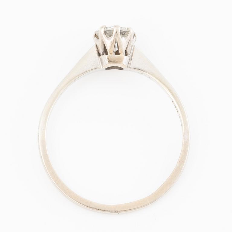 Ring 18K gold with a round brilliant-cut diamond.