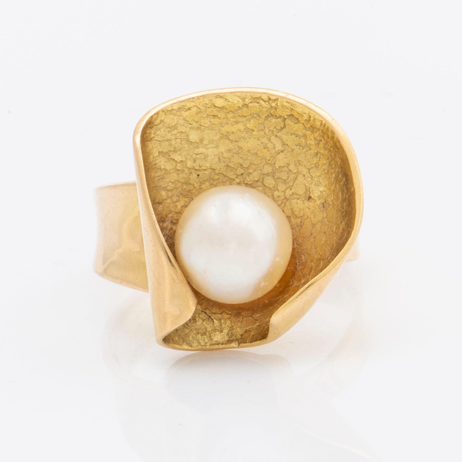 ELON ARENHILL ring 18K guld med 1 odlad pärla ca 9 mm Malmö 1982, total vikt 10,7 g.