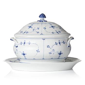 489. A large Royal Copenhagen 'Musselmalet rifflet' / 'blue fluted' tureen with cover and stand, Denmark, 19h century.