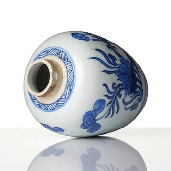 A blue and white dish and tea caddy, Tianqi/Chongzhen, mid 17th century.