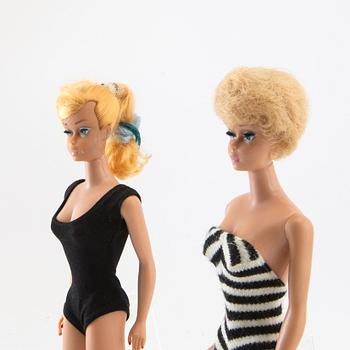 Barbie, dockor, vintage 2 st, Mattel 1960-tal med diverse kläder samt en original ask.