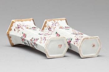 LOCKURNOR, 3 st och VASER, ett par, porslin, troligen Samson, 1900-tal.