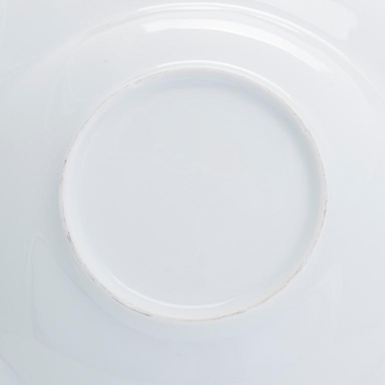 Syviä lautasia, 18 kpl, 2000-luku.