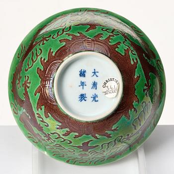 Skål, porslin. Qingdynastin, Guangxus märke.