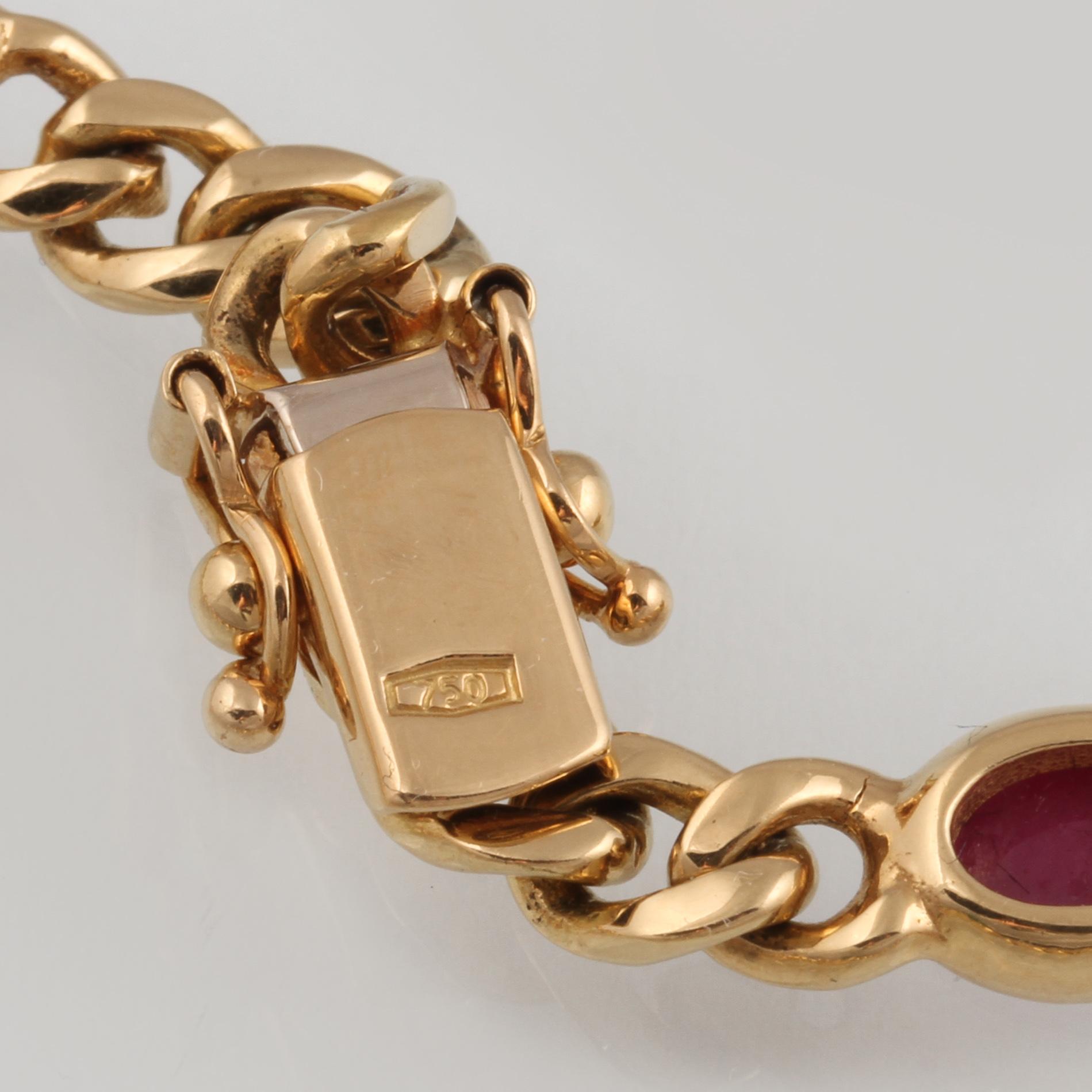 ARMBAND, 18K guld med cabochonslipade blå safirer och rubiner samt en smaragd. Vikt 17,9 gram.
