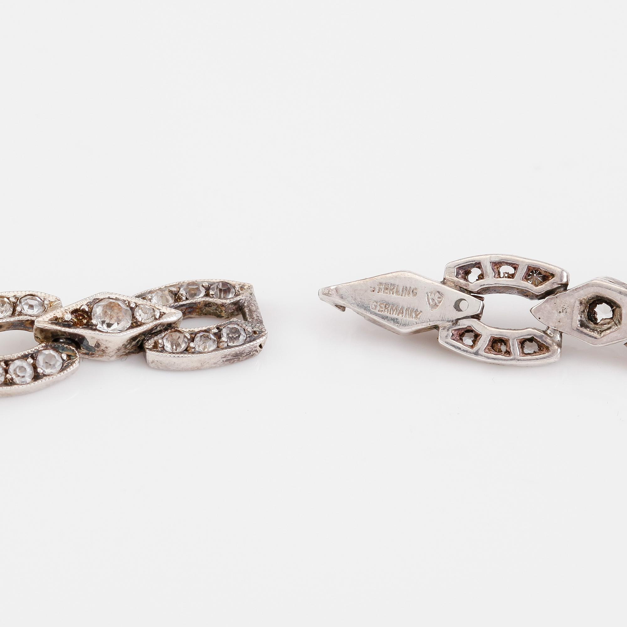 COLLIER, sterlingsilver, grön sten, vita- samt svarta stenar, 1900-talets första hälft.
