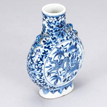 PILGRIMSFLASKA, porslin, Kina, 1800-talets början.