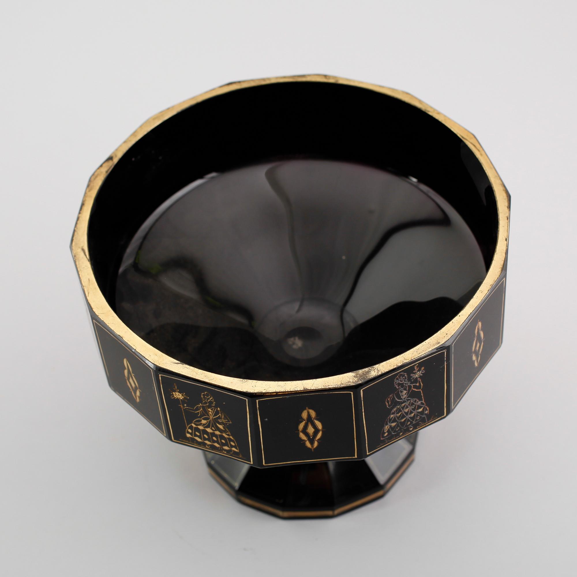 SKÅL PÅ FOT, lila glas, Böhmen, 1900-talets första hälft.