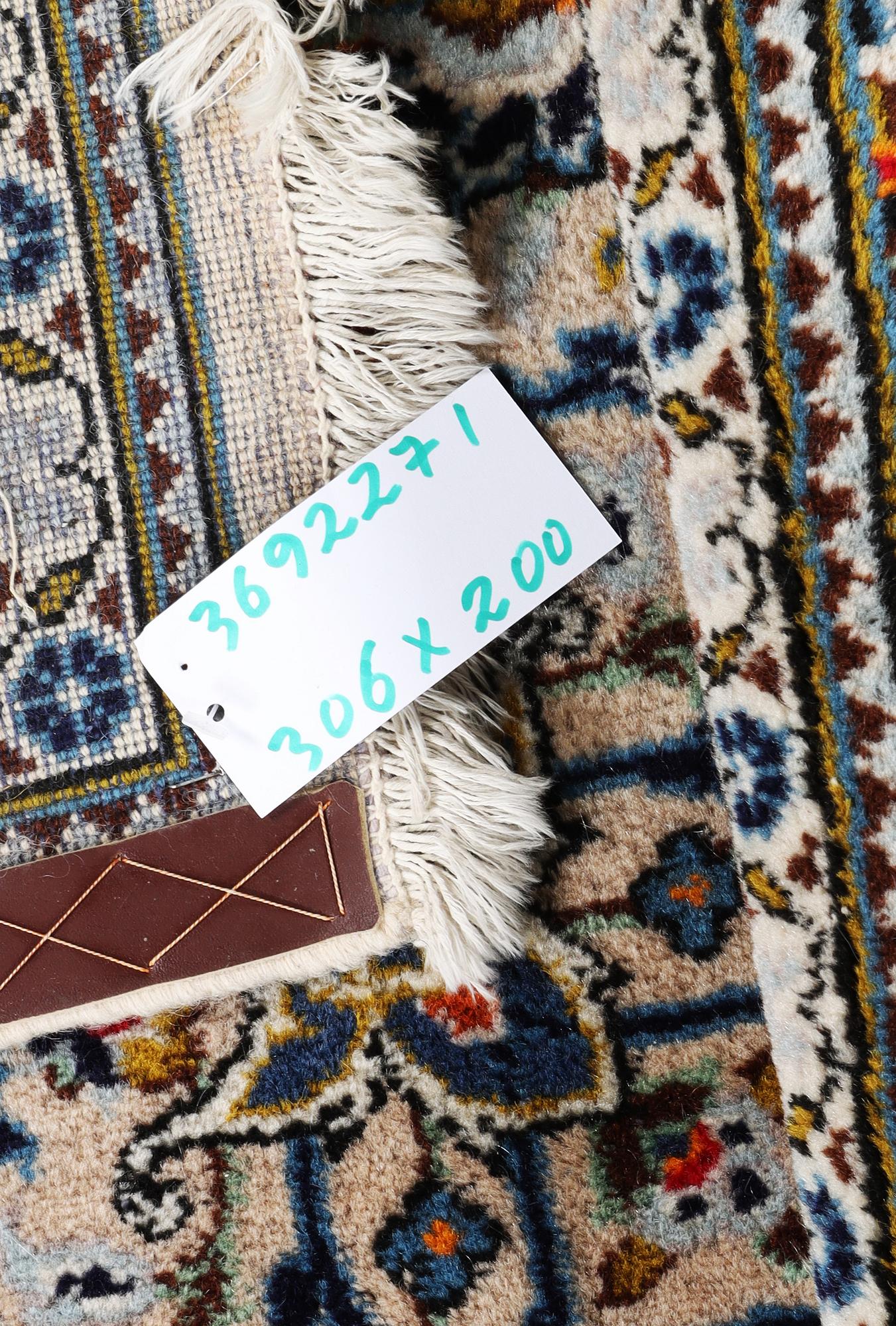 A Kashan carpet, c. 306 x 200 cm.