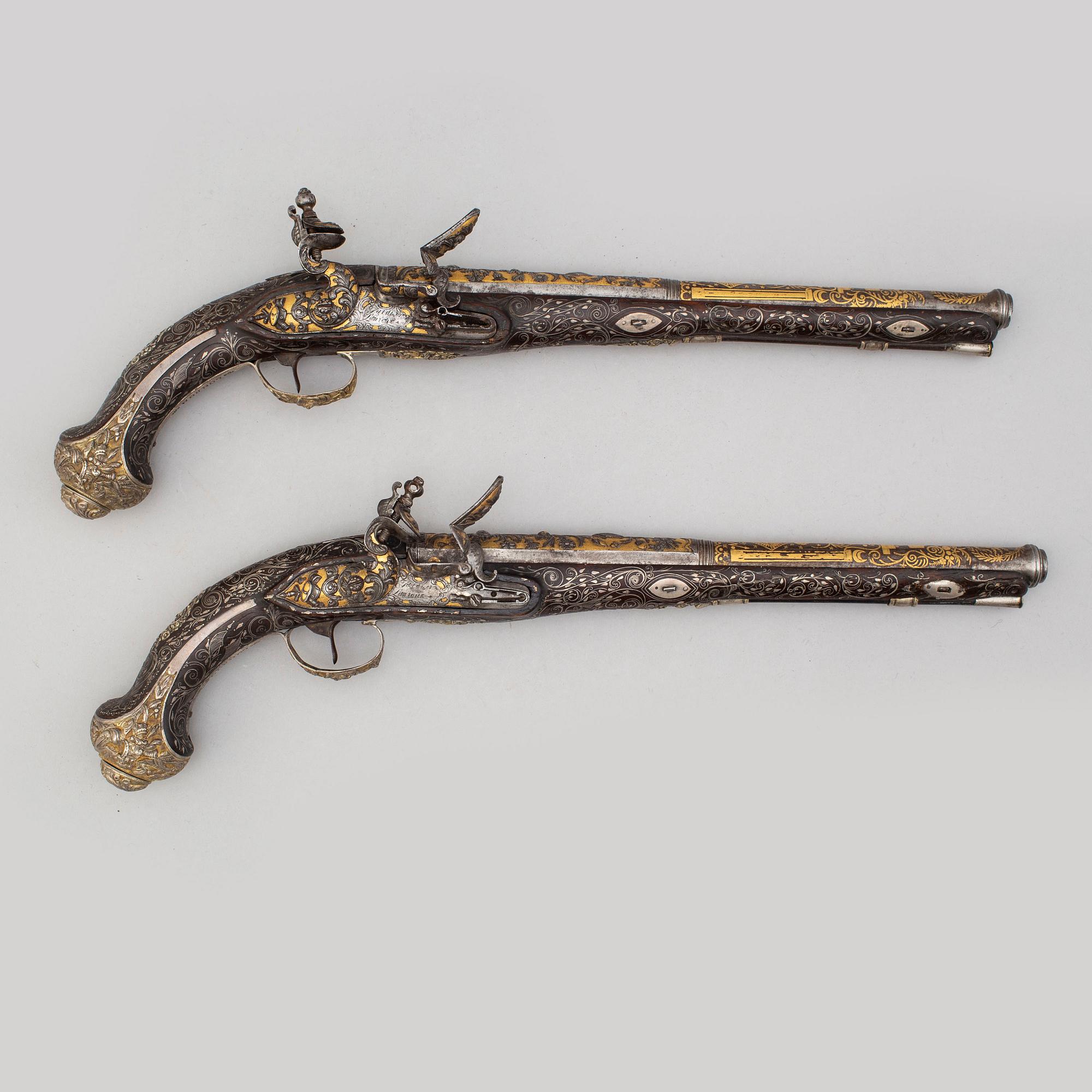 FLINTLÅSPISTOLER, ett par, signerade Jalabert Lamotte (?).