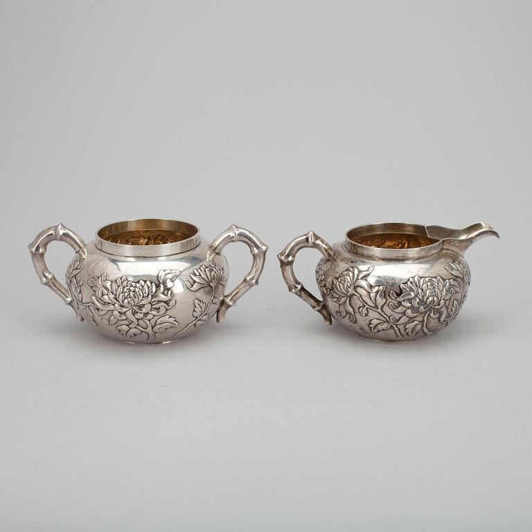SOCKERSKÅL och GRÄDDSNÄCKA, silver, stämplade Luen Wo Shanghai, ca 1900. Vikt tot. 380 g.