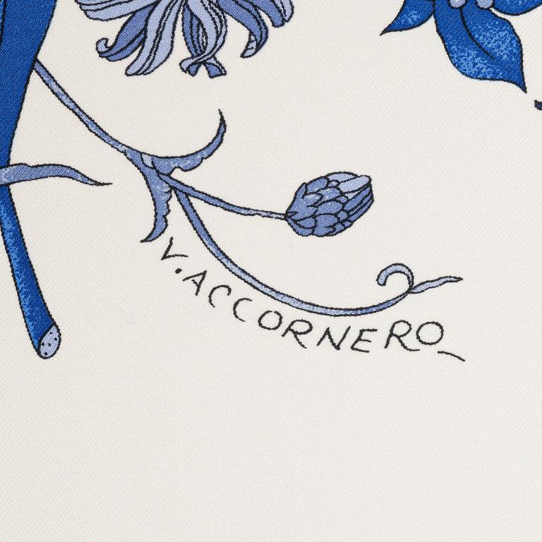 Gucci, a 'Flora' twill silk scarf.