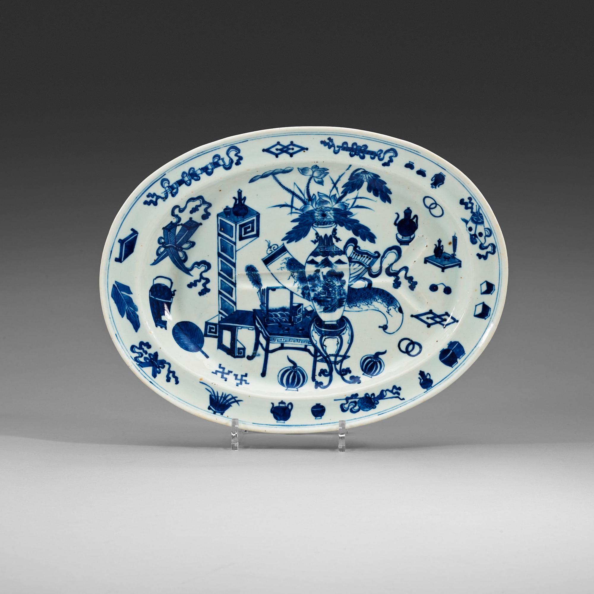 A blue and with serving dish, late Qing dynasty.