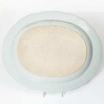 A Chinese famille rose porcelain oval dish and a pair of plates, Qing dynasty, Qianlong (1736-95).