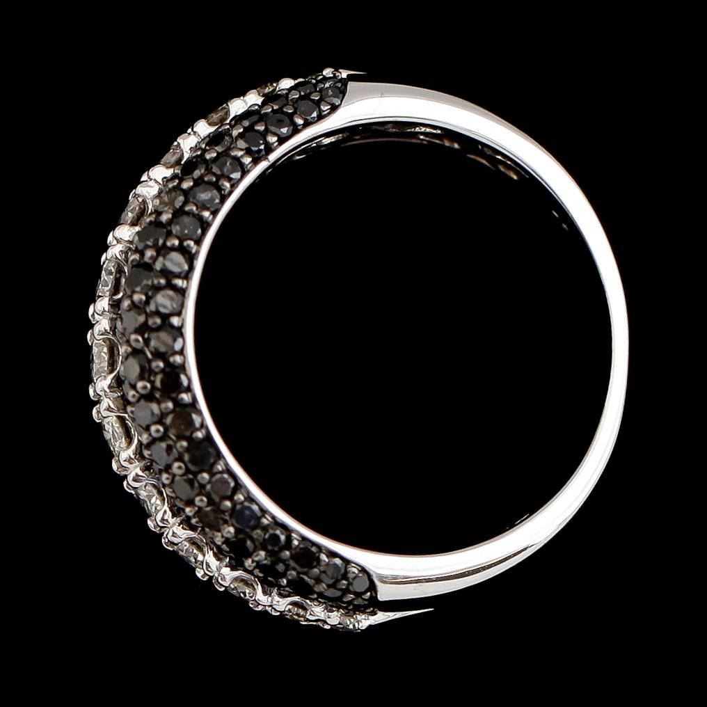 RING, 18 k vitguld, svarta och vita diamanter tot ca 1.93 ct.