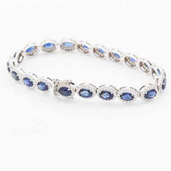 Bracelet 18K white gold with oval faceted sapphires and round brilliant-cut diamonds.