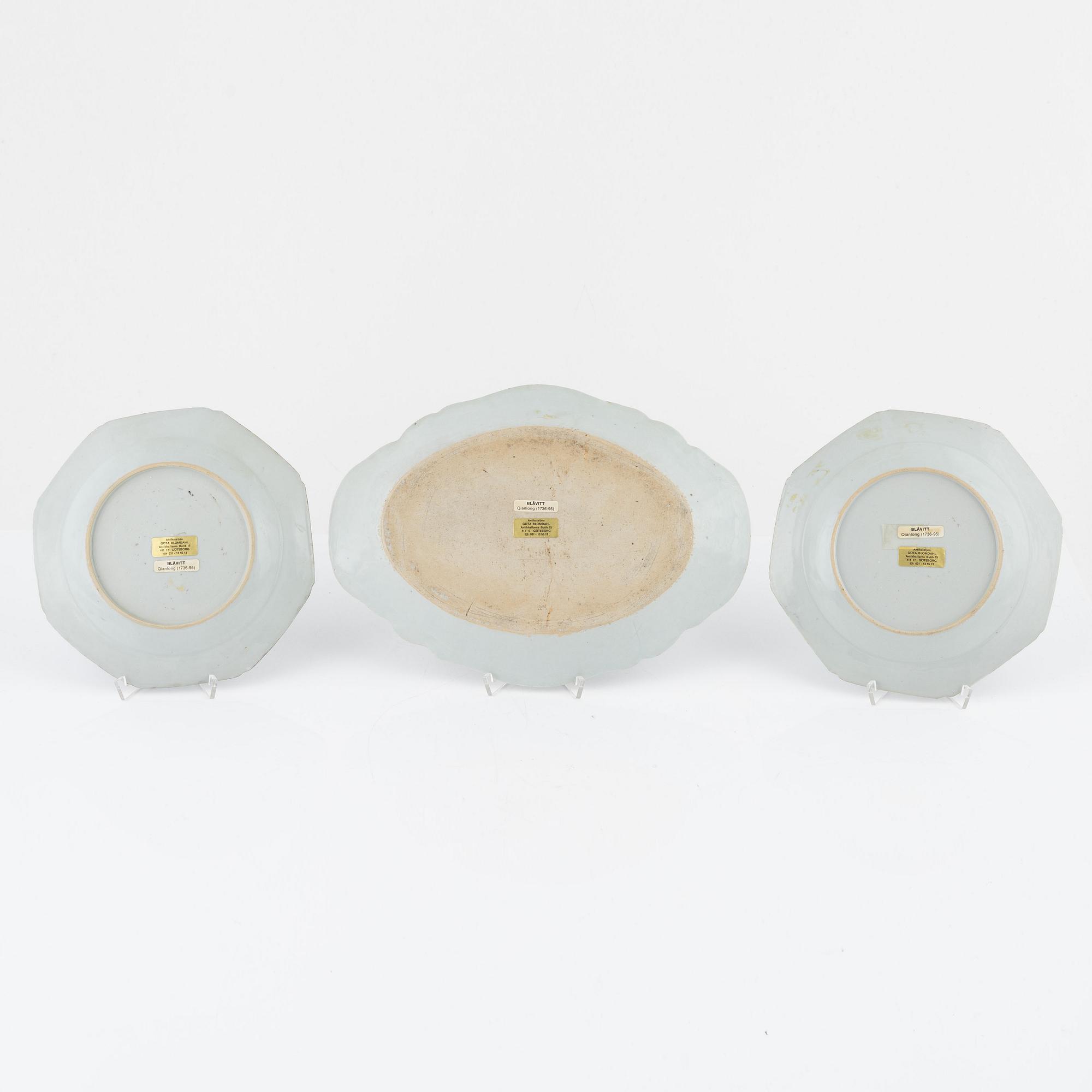 A blue and white porcelain serving dish and two plates, Qing dynasty, Qianlong, (1736-95).