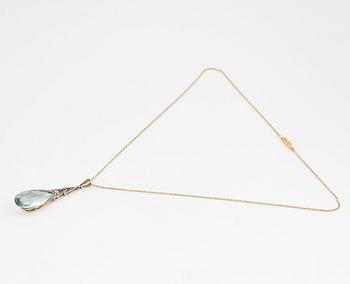 Hängsmycke 14K guld och platina med en fasettslipad akvamarin och rosenslipade diamanter.