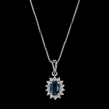 236. HÄNGSMYCKE, fasettslipad blå safir med briljantslipade diamanter, tot.ca 0.28 ct.