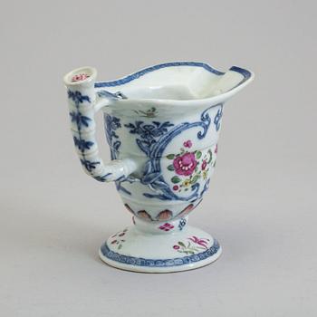 A famille rose and underglazed blue and white export porcelain saucer, Qing dynasty, Qianlong (1736-95).