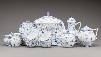 KAFFE- och TESERVIS, 15 delar, porslin, "Musselmalet", Royal Copenhagen, Danmark.