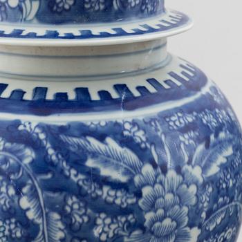 A pair of Chinese blue and white porcelain jars with cover, Qing dynasty with Kangxi mark.