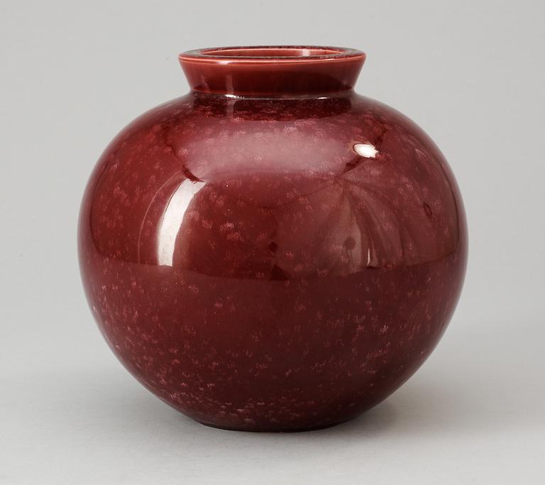 A Wilhelm Kåge red 'Argenta' stoneware vase, Gustavsberg, 1939.
