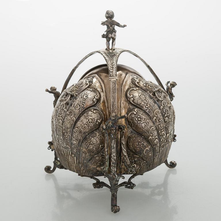Biscuit / bread warmer, silver, Holland, later half of the 20th century.
