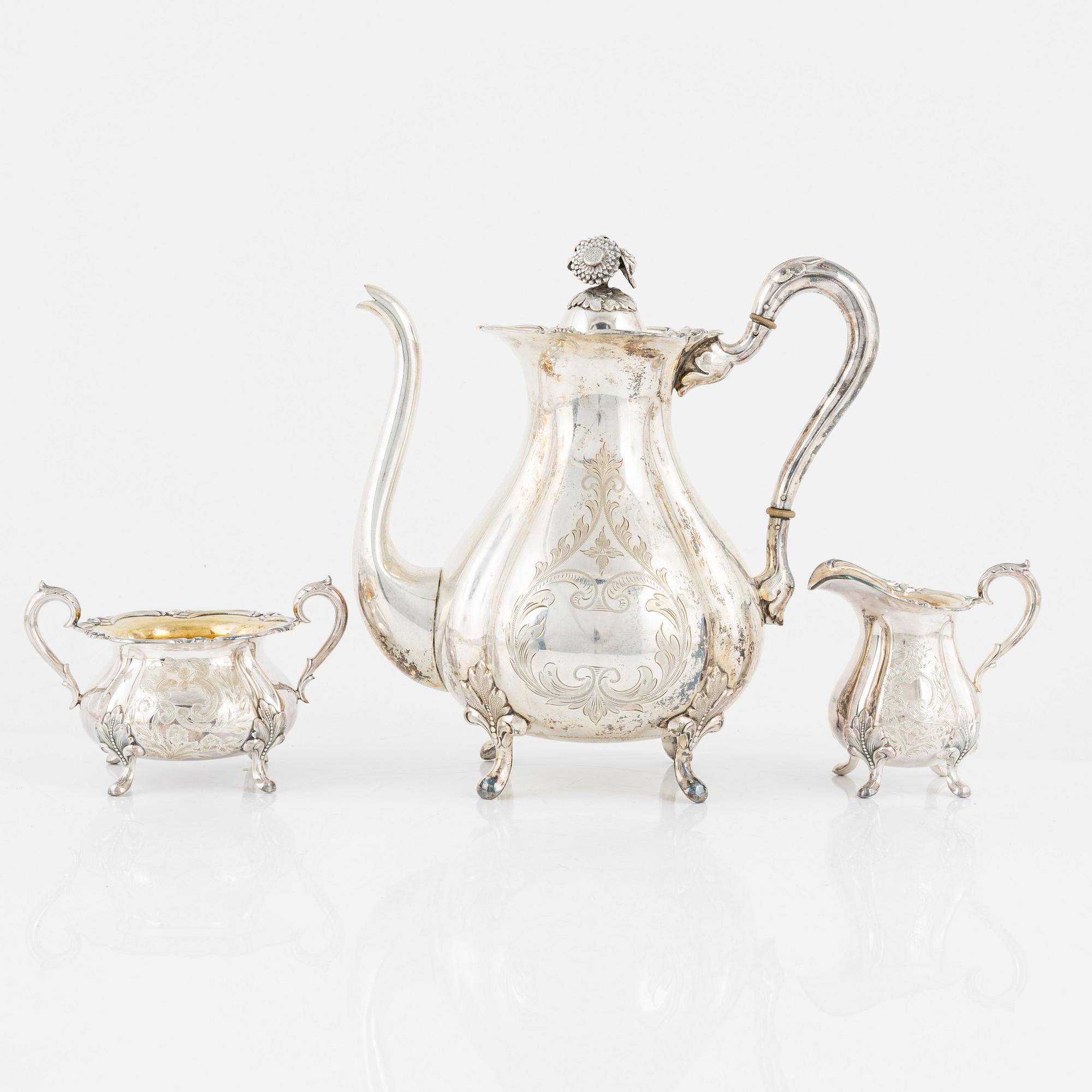 Kaffekanna, silver, GAB, Stockholm, 1921, samt sockerskål och gräddkanna, silver, Kultakeskus, Tavastehus, 1974.