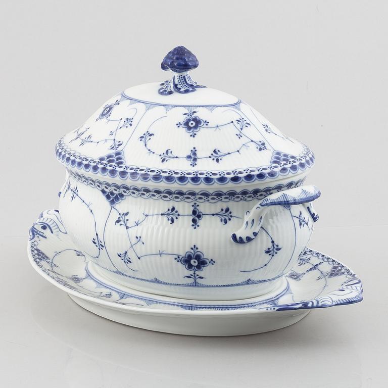 A 'Blue fluted half lace' / 'Musselmalet' tureen with cover and stand, Royal Copenhagen, model 596 and 599, 1898-1923.