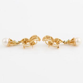 Örhängen, 18K guld med odlade pärlor, smaragder och briljantslipade diamanter.