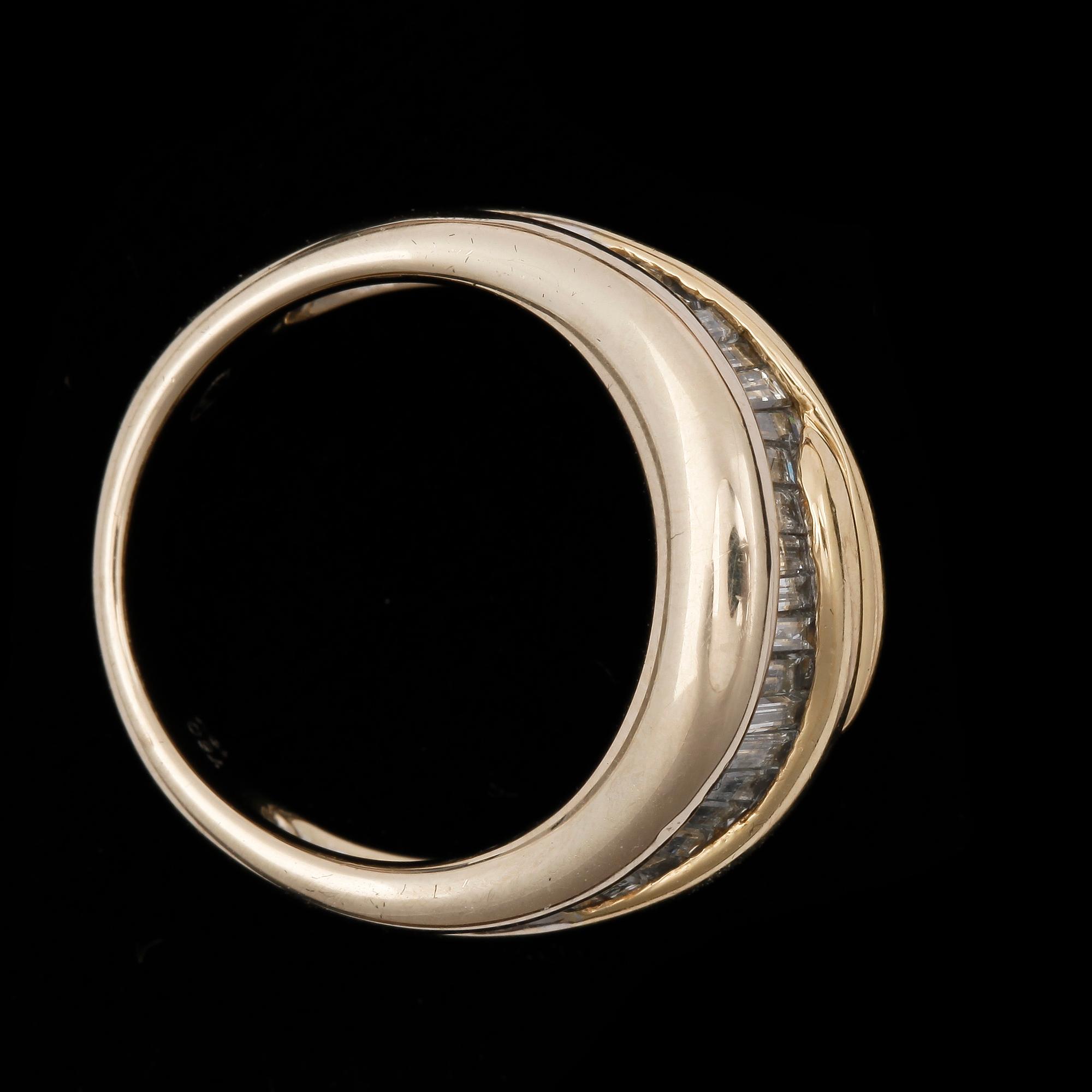 RING, 18k guld med baguettslipade diamanter tot ca1,75ct. 2000-tal. Vikt 10,6g.