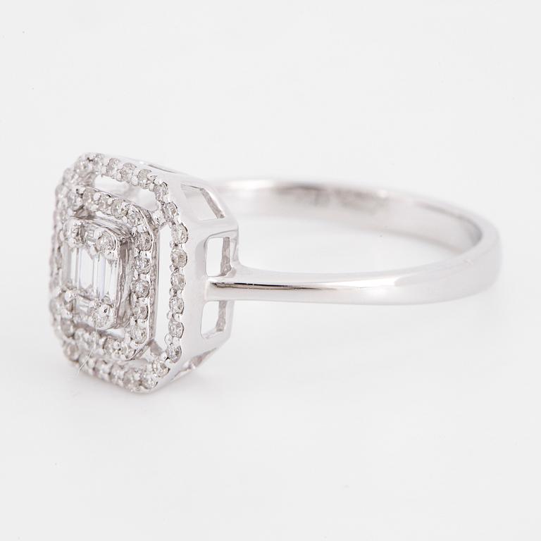 RING, med baguette och briljantslipade diamanter.