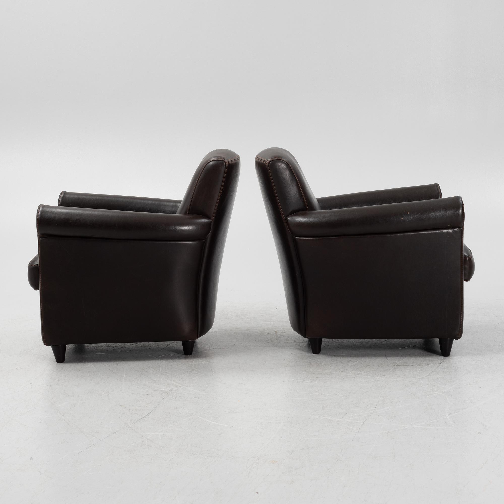 A pair of leather upholstered easy chairs, end of the 20th Century.