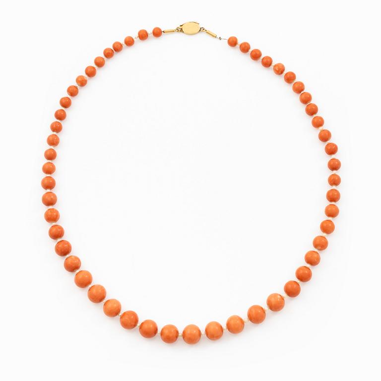 Necklace with graduated coral and seed pearls, clasp 18K gold.