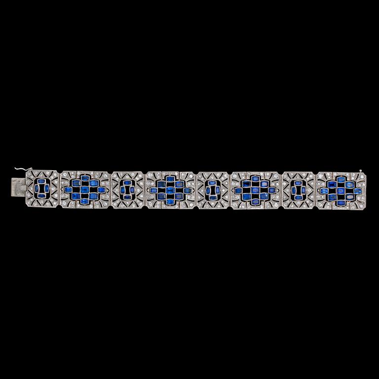 An Art Deco diamond and blue sapphire bracelet, tot. app 10 cts/ resp. 25 cts. 1930's.