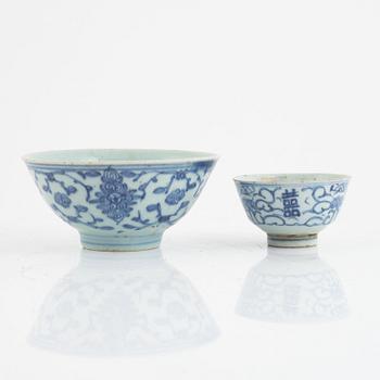 A group of two Chinese blue and white bowls and two jars, Qing dynasty, 19th century.