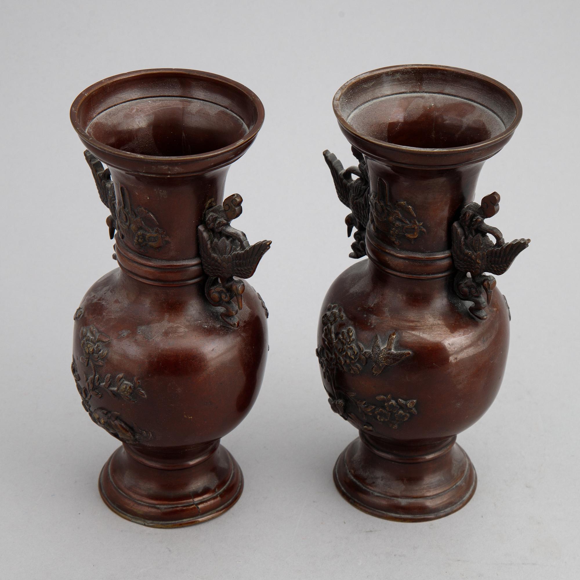 Vaser, ett par, koppparlegering. Japan, Meiji (1868-1912).