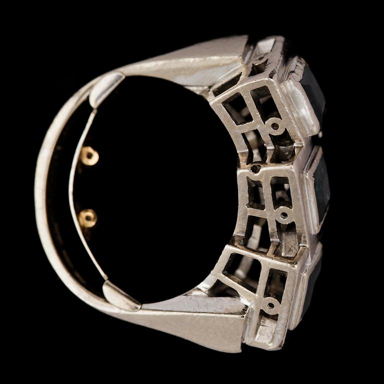 RING, tre trappslipade blå safirer.