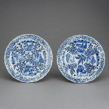 FAT, ett par snarlika, porslin, Kina, Qingdynastin, Kangxi (1662-1722).