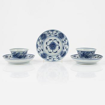 a pair of blue and white cups and three dishes, China, late Qing dynasty.